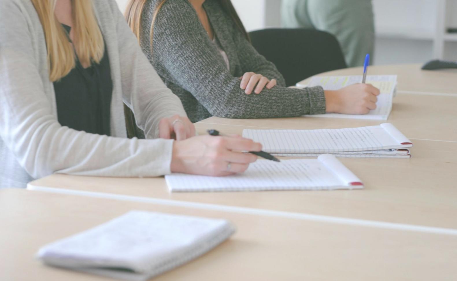 Equipo de linvaroseth trabajando en análisis financiero