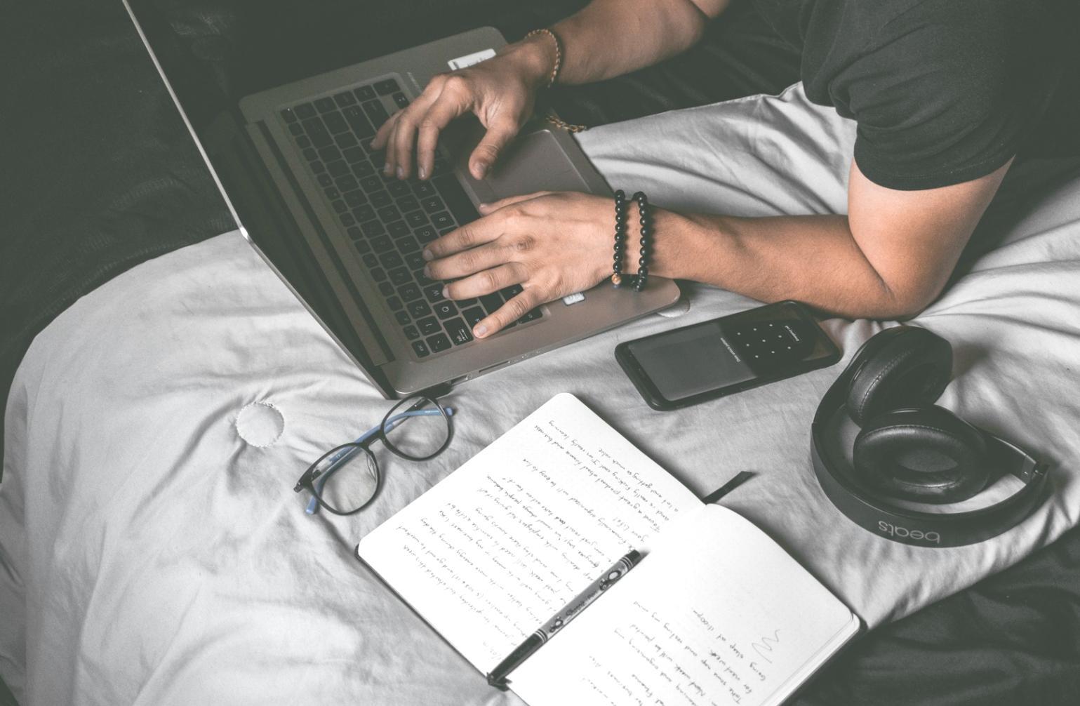 Entorno de trabajo colaborativo mostrando análisis financiero y planificación estratégica